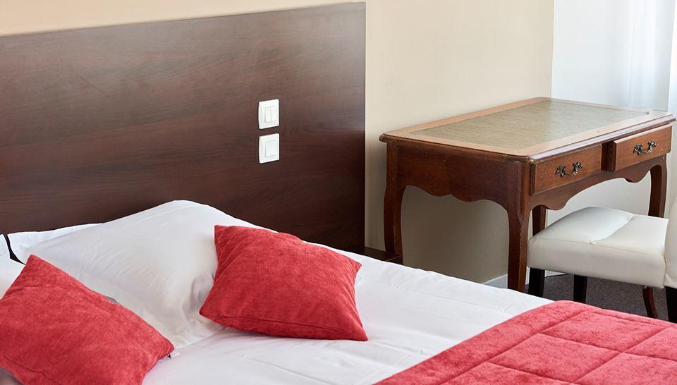 Logis Hotel Le Grand Cerf Ernee Luaran gambar