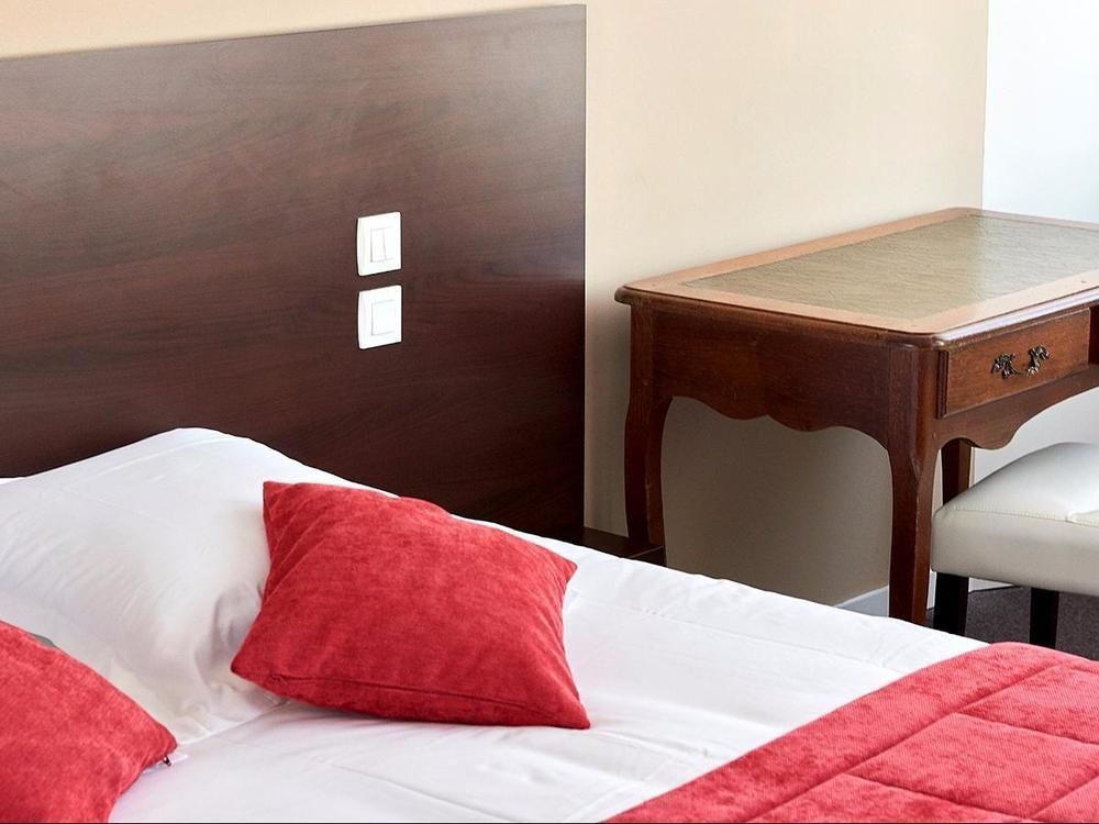 Logis Hotel Le Grand Cerf Ernee Luaran gambar